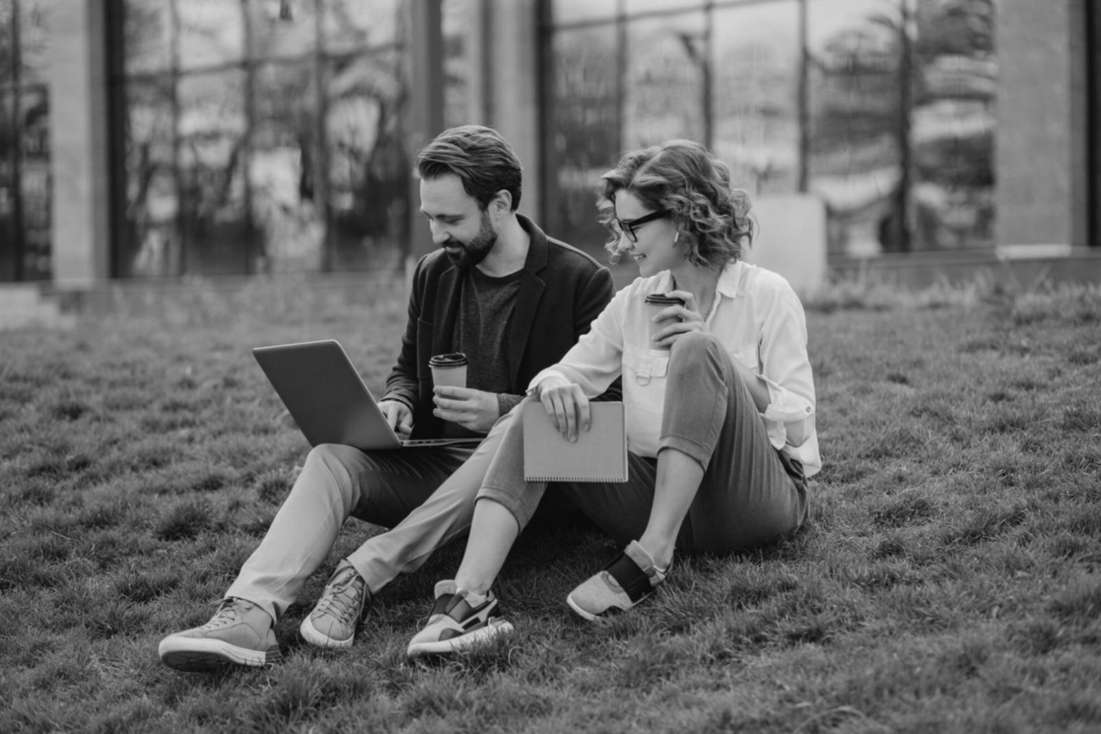 Nahaufnahme von Händen beim Planen mit Stift und Notizbuch