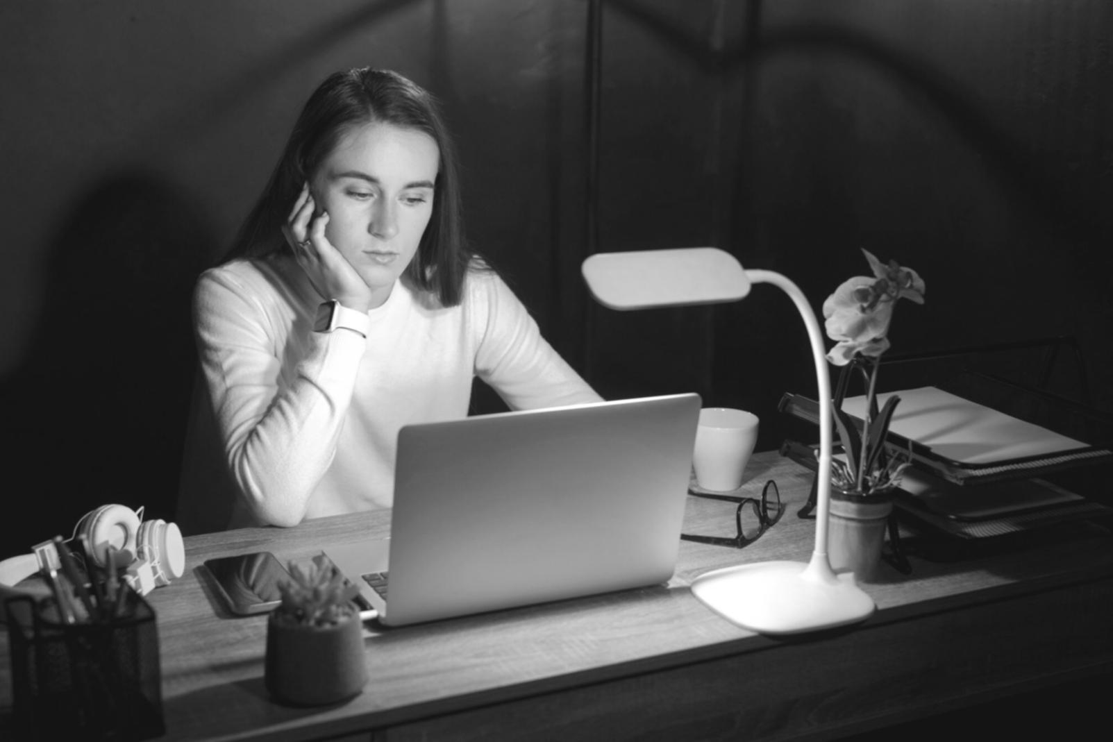 Arbeitsplatz mit Finanzunterlagen und Laptop